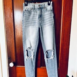 AE LIGHT WASH MOM JEANS